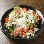 濃厚なシーザーサラダを、温玉と絡めることでまろやかに仕上げました。