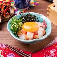 新鮮な海鮮を特製のユッケだれでどうぞ。