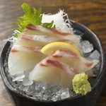 その日に仕入れた新鮮な鯛のお作りです。