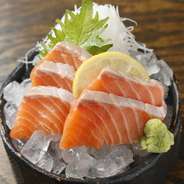 新鮮で、脂ののったサーモンのお造りです。