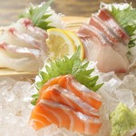 その日に仕入れた新鮮なお造りをご賞味ください。
