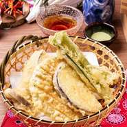 新鮮な京野菜の旨みをサクサクの衣で閉じ込めました。