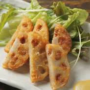 レンコンのサクサク感とお肉のジューシーさが抜群の逸品。