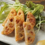レンコンのサクサク感とお肉のジューシーさが抜群の逸品。