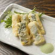 相性抜群の大葉とチーズを贅沢に湯葉で包みました。
ほのかな大豆と大葉の香りとチーズがよく合います。