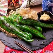 甘みの強さが特徴の万願寺唐辛子をシンプルに醤油でからめた人気の一品。