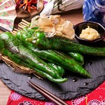 甘みの強さが特徴の万願寺唐辛子をシンプルに醤油でからめた人気の一品。