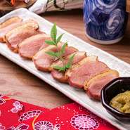 鴨ロースを軽く炙りました。柚子胡椒でどうぞ。