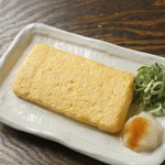 試行錯誤を繰り返した当店ならではの出し巻きに九条ネギをたっぷり入れた人気の一品です。