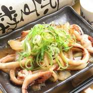 自家製の味噌だれがイカとよく絡み合い、お酒伊よく合う味わいで。