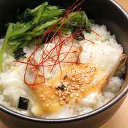 新鮮な鯛の切り身を贅沢にお茶漬けに。