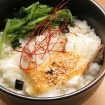 新鮮な鯛の切り身を贅沢にお茶漬けに。