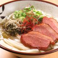 とろろ昆布と炙った鴨をのせ、自家製の京風出汁でどうぞ。