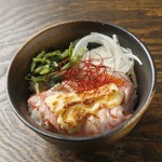 脂ののったサーモンに新鮮な玉葱とマヨの相性は抜群。