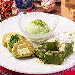 抹茶アイス、ロールケーキ、わらび餅を一皿にまとめた贅沢な一品。