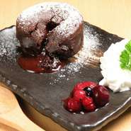 不動の人気デザート。中からとろけるチョコが堪らない。