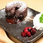 不動の人気デザート。中からとろけるチョコが堪らない。