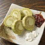 京名物の抹茶ロールケーキ。程よい甘さが堪らない。