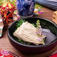 絶妙な食感の生湯葉をそのままどうぞ。