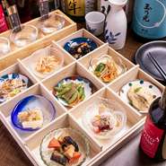 当店の新名物「おばんざい9種盛合せ」。京都らしさを感じる上品な味わいをご堪能いただけます。昔ながらのおばんざいをお酒に合うようにアレンジしました。おばんざいを気軽に楽しむなら当店で！