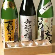 甘口・辛口14種を用意する地酒の中から、好みのものをチョイス。料理にあわせたおすすめを、スタッフに尋ねてみるのも良いかもしれません。気軽に日本酒を味わえるとあって、お店でも人気のメニューです。