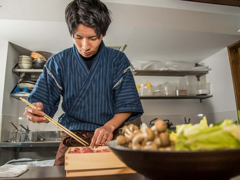 食べ方の説明や食材の解説など、丁寧な対応でゲストをもてなす