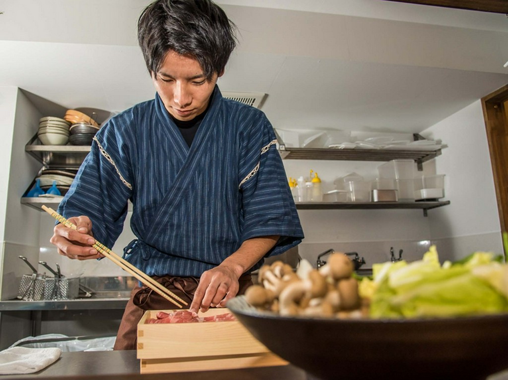 食べ方の説明や食材の解説など、丁寧な対応でゲストをもてなす