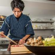 食べ方の説明や食材の解説など、丁寧な対応でゲストをもてなす