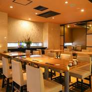 黒と茶色をベースとした店内は、小さな照明を多方向から向けることで明るすぎないシックな雰囲気を演出。テーブル間の距離をたっぷりとってあるので、接待や大切な会食にも利用できます。