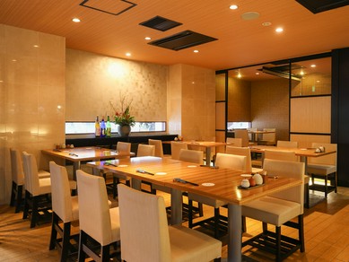 黒が基調の大人の空間で上質な食事時間をゆっくりと