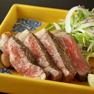 肉の質にこだわった和牛サーロインを、炭火でミディアムレアに焼き上げています。タレや塩はお好みで。肉と馴染む下味をつけてあるので、もちろんそのまま食べても美味。