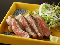 肉の質にこだわった和牛サーロインを、炭火でミディアムレアに焼き上げています。タレや塩はお好みで。肉と馴染む下味をつけてあるので、もちろんそのまま食べても美味。