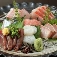 新鮮な魚の旨みをシンプルに味わうならやっぱりお刺身で。脂の甘み、身の歯ごたえなど、素材の味わいをじっくり堪能できる盛り合わせです。