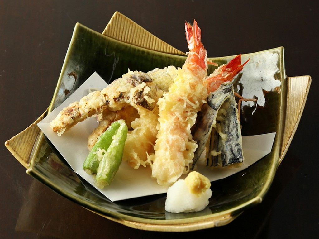 旬の野菜や魚をカラッと『天ぷら盛り合わせ』