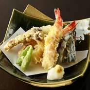 天ぷらは素材と揚げのワザが命。サクサク軽い食感に仕上げられ、タネの旨みが引き出されています。盛り付けの色合いもよく、目でもおいしさを楽しめる一品です。