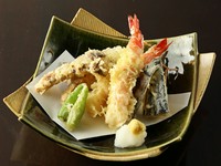天ぷらは素材と揚げのワザが命。サクサク軽い食感に仕上げられ、タネの旨みが引き出されています。盛り付けの色合いもよく、目でもおいしさを楽しめる一品です。