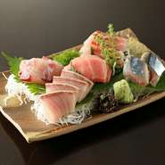 鳥取県境港、岩手県大船渡、豊洲など、全国各地から新鮮な魚介類を仕入れています。新鮮な魚はやはり刺身が一番。魚本来の旨みをぜひ味わってください。