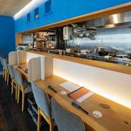 その日のオススメをカウンター越しに聞きながら、自分のペースで食事と酒に舌鼓を打つ贅沢なひととき。6席あるカウンター席では、適度な距離感で会話を楽しみつつランチやディナーを満喫できます。