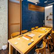 2室ある4名用の個室を繋げると、8名1部屋の個室としても利用可能。周囲に気兼ねなく食事を楽しめます。コース料理も、料理内容や予算など相談も可能なため、会食や宴会など様々なシーンに活躍してくれます。