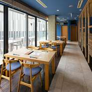 オープンなイメージの店内は、少人数から大人数までの宴会シーンにも対応可。事前に問合せがあれば人数に合わせたスペースを提供できるとのこと。貸し切りも相談可。ぜひ一度お店まで連絡を。