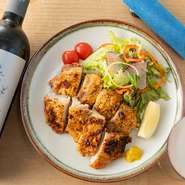 アットホームな店内で、おいしい料理に舌鼓を打ちながらの女子会はいかが。落ち着いた雰囲気のなか味わう、多彩な季節の逸品にお酒も充実。いつも以上にお喋りが花咲きそうです。