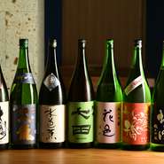 定番の銘柄から、その季節におすすめの珍しい日本酒まで種類が豊富。低温でゆっくり丁寧に仕込まれた大吟醸『黒龍』や、ほど良い酸味と香りでバランスのとれた辛口の純米吟醸『北雪』などが味わえます。