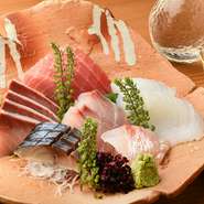 料理人と鳥取県境港の仲介人が話し合い、厳選した新鮮魚介を直接仕入れ。鳥取を始め富山、長崎、岩手など各地の旬魚が味わえます。白身と赤身の彩りバランスも考えられた、日本酒によく合う逸品。