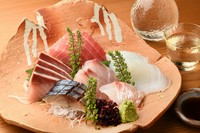 鳥取を中心に、日本全国からその時季に最も美味しい魚介を使用した『造り盛り合わせ』