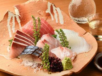 鳥取を中心に、日本全国からその時季に最も美味しい魚介を使用した『造り盛り合わせ』