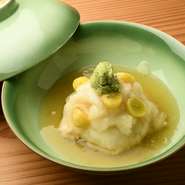 京都の伝統野菜「聖護院かぶら」を、口当たりがなめらかになるようすりおろし。中に上品な味わいの旬の白身魚を入れてふわっと炊き上げ、出し汁に葛でとろみをつけた熱々の銀餡仕立てです。