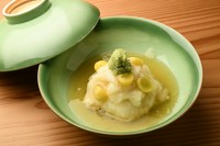京都の伝統野菜「聖護院かぶら」を、口当たりがなめらかになるようすりおろし。中に上品な味わいの旬の白身魚を入れてふわっと炊き上げ、出し汁に葛でとろみをつけた熱々の銀餡仕立てです。