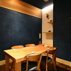 濃紺の壁が印象的で、センスの良い空間が広がる完全個室