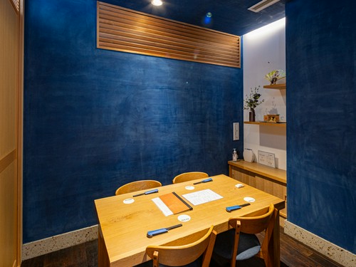 濃紺の壁が印象的で、センスの良い空間が広がる完全個室