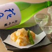 海老のすり身を使った、自家製海老真丈に、季節の食材とかけ合わせた逸品。とうもろこしを練り込んだり、蓮根に挟み揚げたりと、時期ごとの多彩な表現が楽しいメニューです。